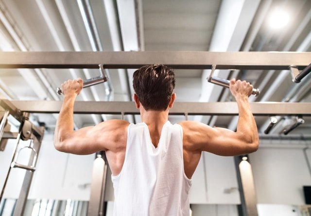 Performing Lat Pulldown